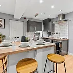 Ideal House 10 Mins From 度假居