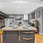 度假居 Ideal House 10 Mins From *