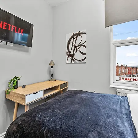 Ideal House 10 Mins From Будинок відпочинку Лідс