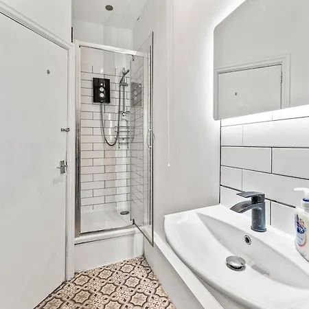 Ideal House 10 Mins From Будинок відпочинку Лідс