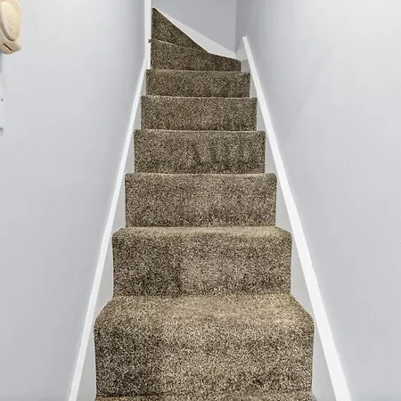 Ideal House 10 Mins From *