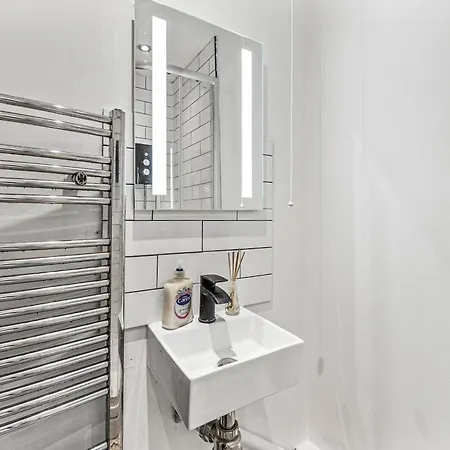 Ideal House 10 Mins From *