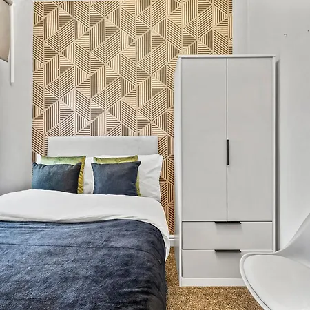 Holiday home Ideal House 10 Mins From *