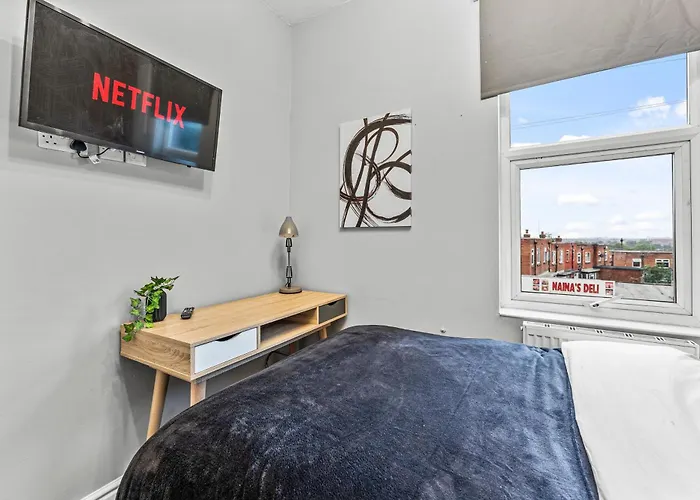 Ideal House 10 Mins From Будинок відпочинку Лідс