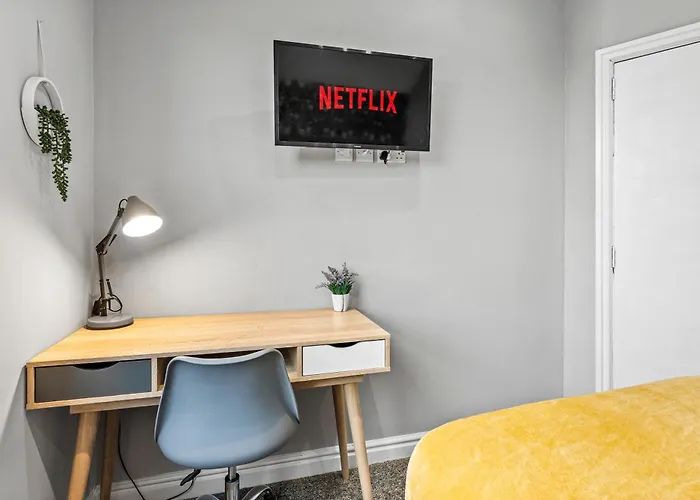 Ideal House 10 Mins From * Лідс