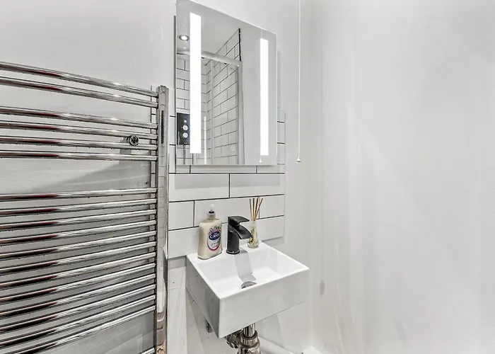 Ideal House 10 Mins From *