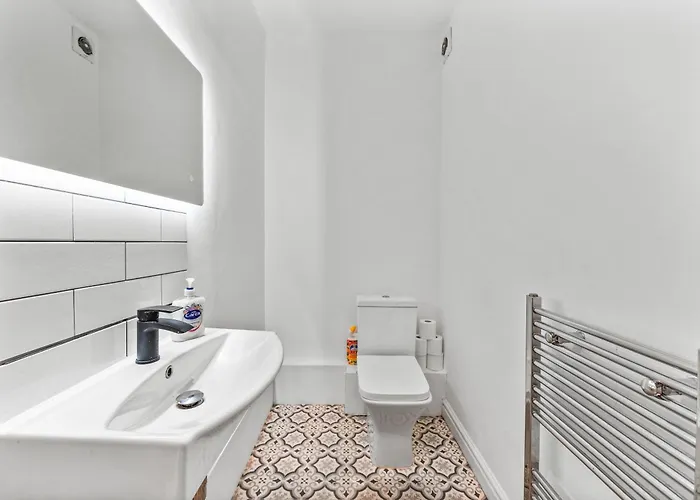 Ideal House 10 Mins From Будинок відпочинку Лідс